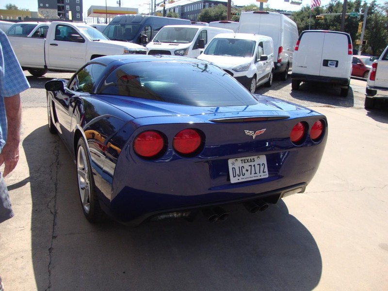 Chevrolet Corvette Vehicle Full-screen Gallery Image 04