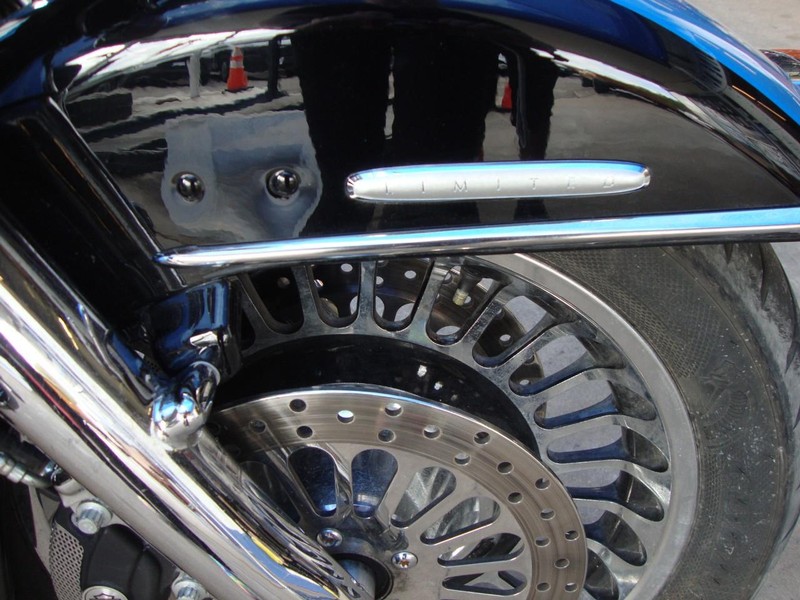 Harley-Davidson ULTRA CLASSIC LIMITED Vehicle Full-screen Gallery Image 04