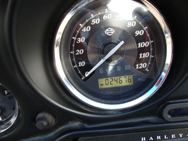 Harley-Davidson ULTRA CLASSIC LIMITED Vehicle Full-screen Gallery Image 08