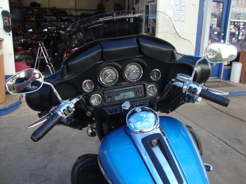 Harley-Davidson ULTRA CLASSIC LIMITED Vehicle Full-screen Gallery Image 09