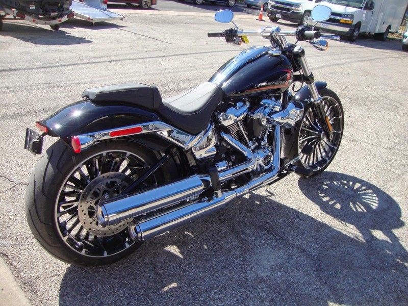 Harley-Davidson BREAKOUT Vehicle Full-screen Gallery Image 02
