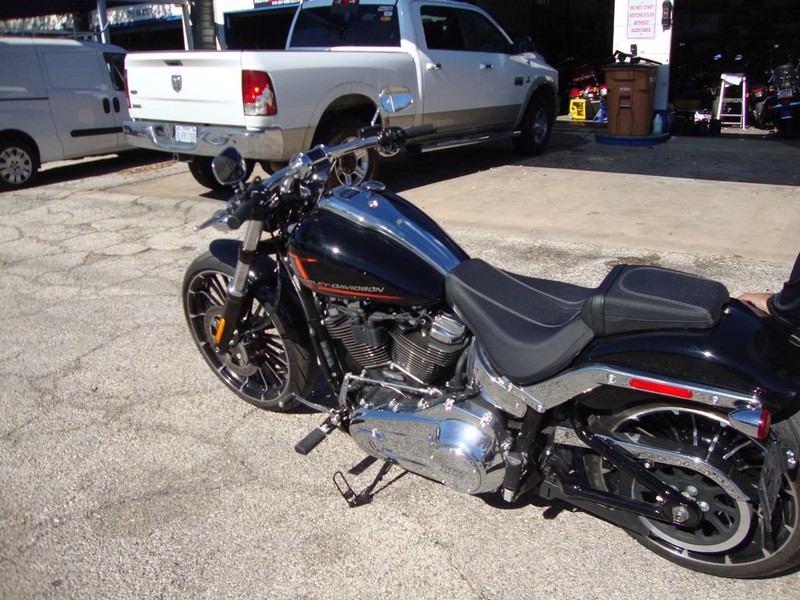 Harley-Davidson BREAKOUT Vehicle Full-screen Gallery Image 03