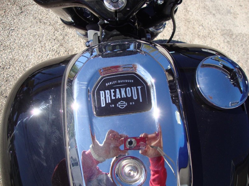 Harley-Davidson BREAKOUT Vehicle Full-screen Gallery Image 04