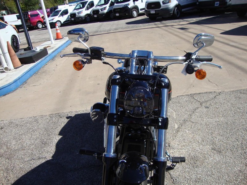 Harley-Davidson BREAKOUT Vehicle Full-screen Gallery Image 05