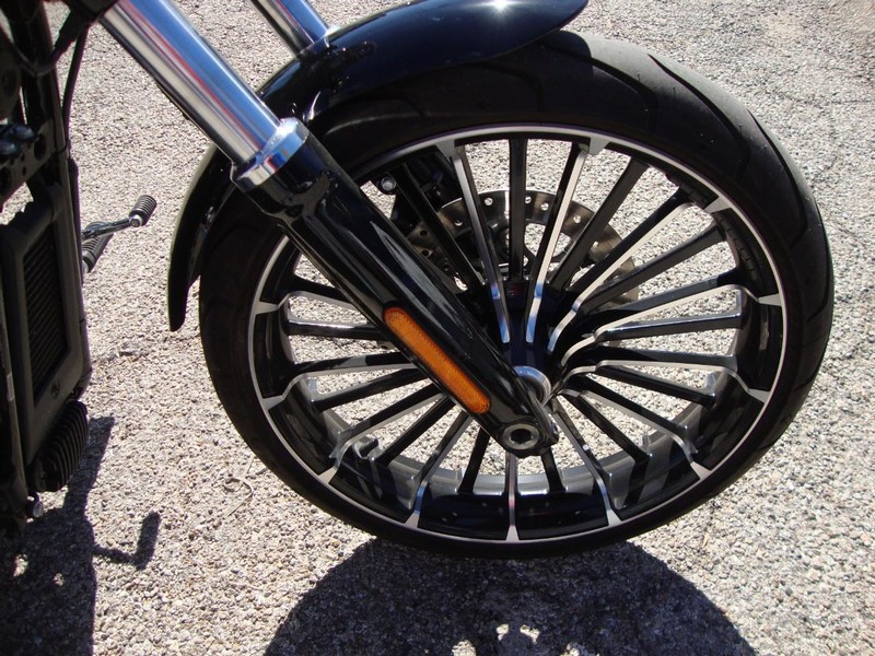 Harley-Davidson BREAKOUT Vehicle Full-screen Gallery Image 08