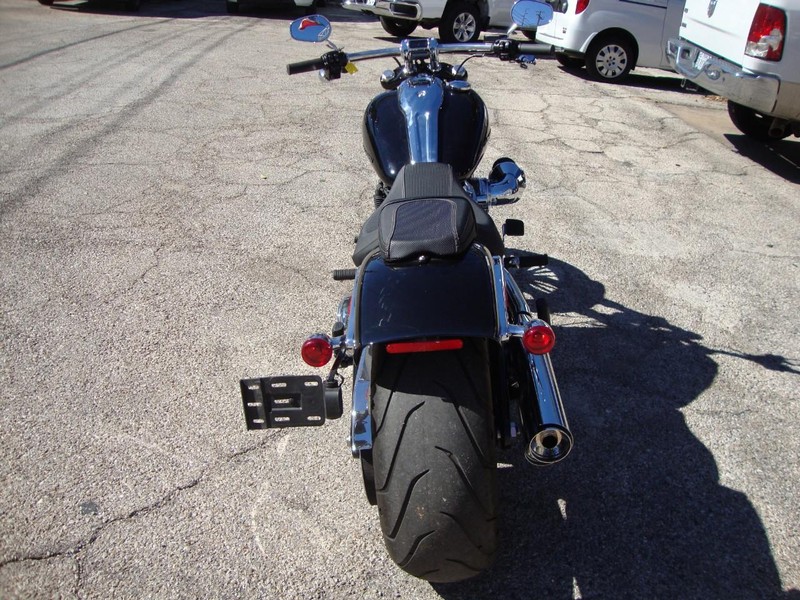 Harley-Davidson BREAKOUT Vehicle Full-screen Gallery Image 10