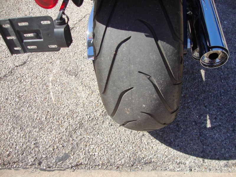 Harley-Davidson BREAKOUT Vehicle Full-screen Gallery Image 11