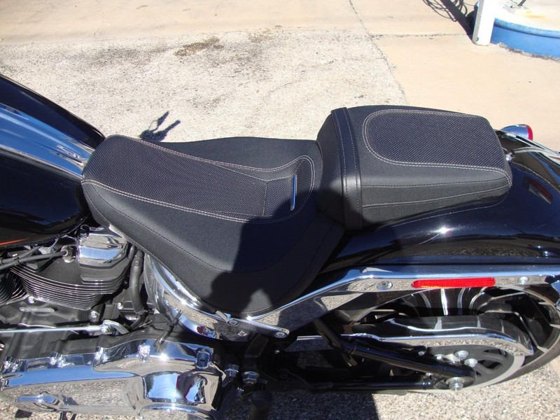 Harley-Davidson BREAKOUT Vehicle Full-screen Gallery Image 12