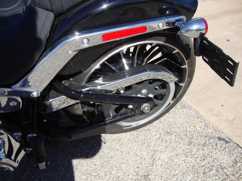 Harley-Davidson BREAKOUT Vehicle Full-screen Gallery Image 13