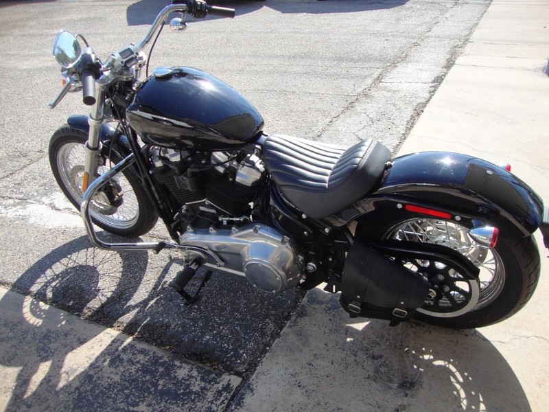 Harley-Davidson FXST STANDARD Vehicle Full-screen Gallery Image 02