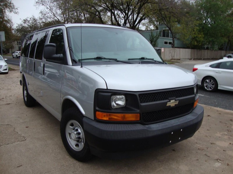 Chevrolet Express Passenger Vehicle Full-screen Gallery Image 02