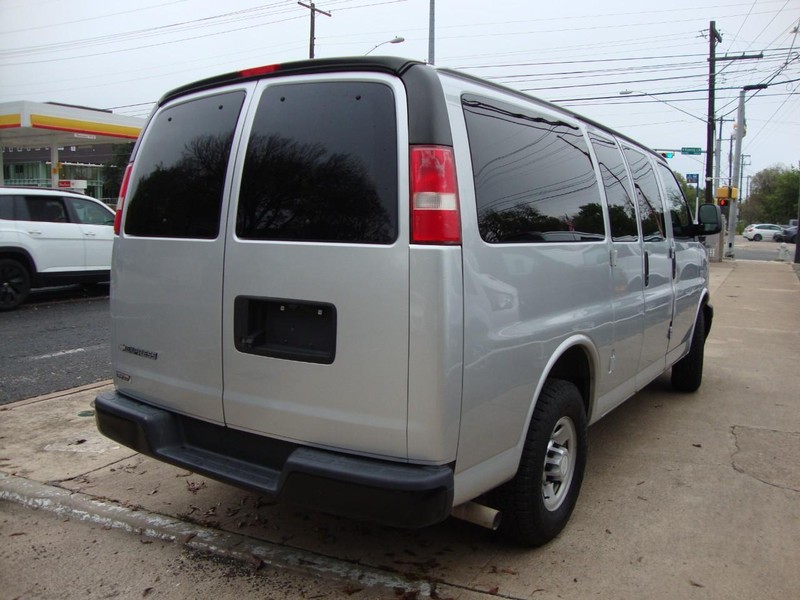 Chevrolet Express Passenger Vehicle Full-screen Gallery Image 03