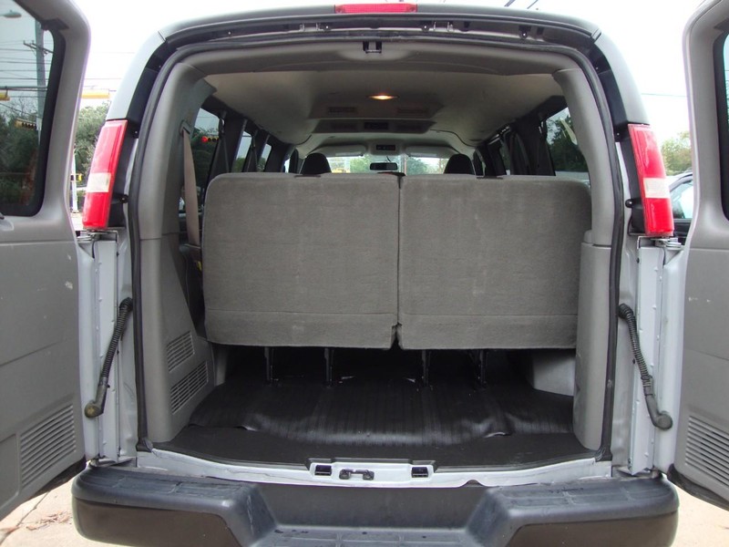 Chevrolet Express Passenger Vehicle Full-screen Gallery Image 04