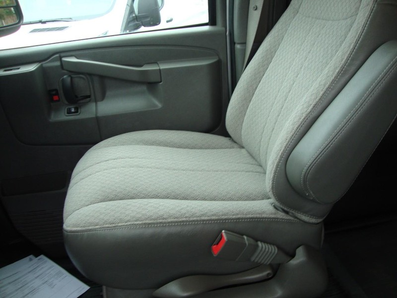 Chevrolet Express Passenger Vehicle Full-screen Gallery Image 07