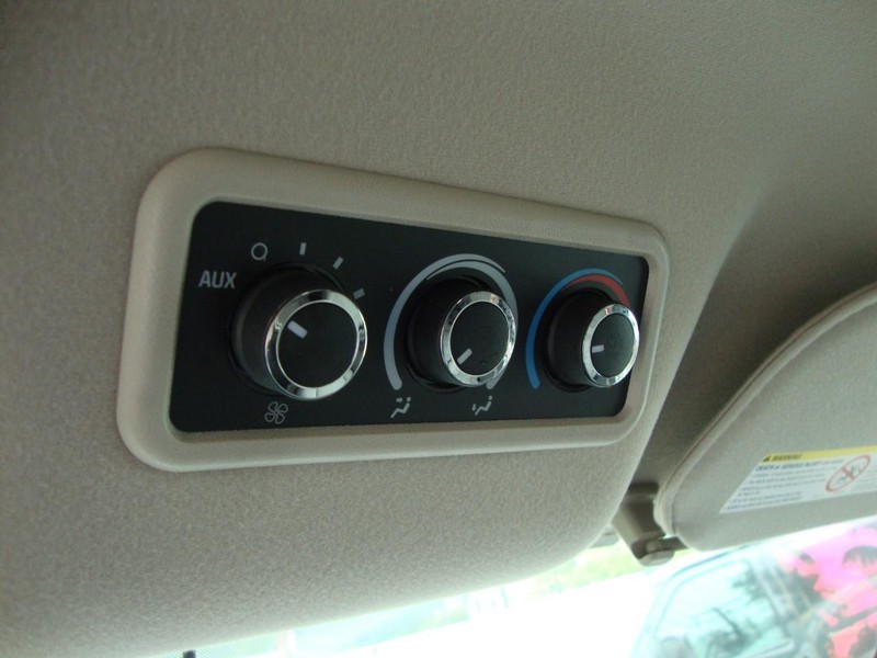 Chevrolet Express Passenger Vehicle Full-screen Gallery Image 15