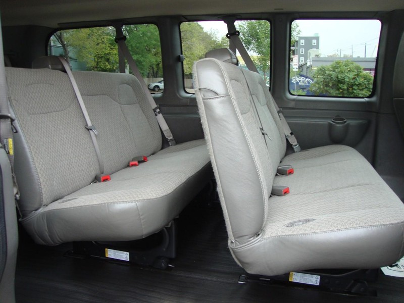 Chevrolet Express Passenger Vehicle Full-screen Gallery Image 19