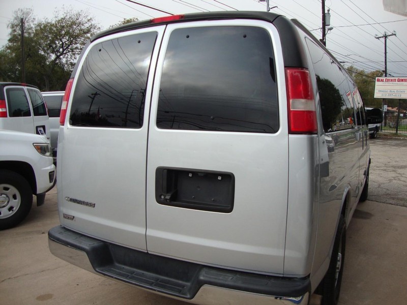 Chevrolet Express Passenger Vehicle Full-screen Gallery Image 04