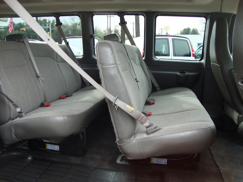 Chevrolet Express Passenger Vehicle Full-screen Gallery Image 05