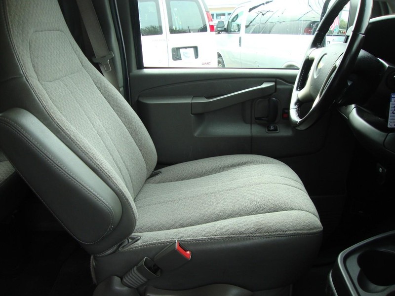 Chevrolet Express Passenger Vehicle Full-screen Gallery Image 07
