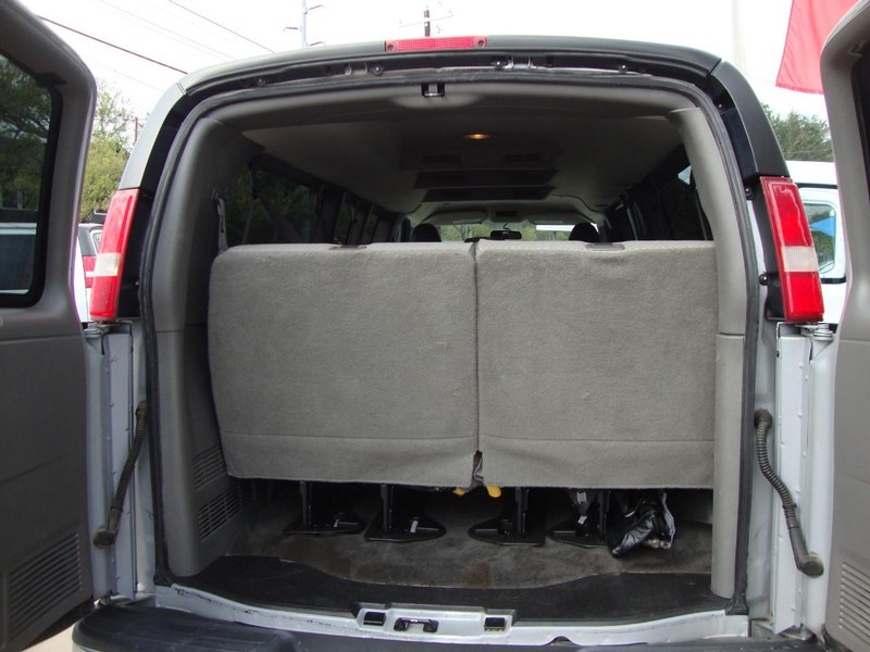 Chevrolet Express Passenger Vehicle Full-screen Gallery Image 08