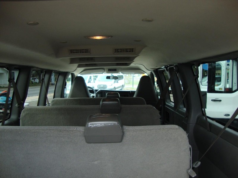 Chevrolet Express Passenger Vehicle Full-screen Gallery Image 09