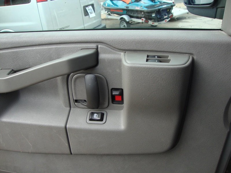 Chevrolet Express Passenger Vehicle Full-screen Gallery Image 13
