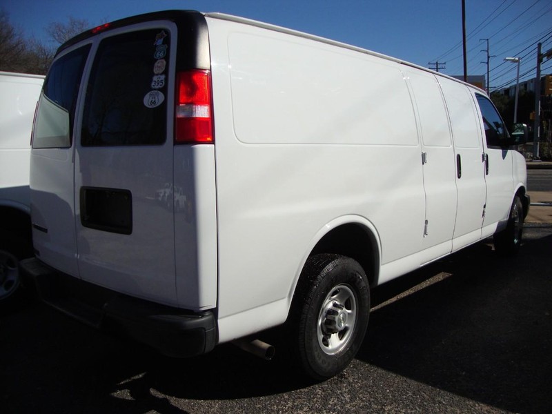 Chevrolet Express 2500 Vehicle Full-screen Gallery Image 03