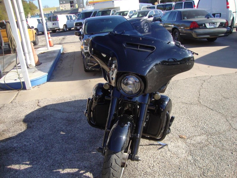 Harley-Davidson STREETGLIDE CVO Vehicle Full-screen Gallery Image 02