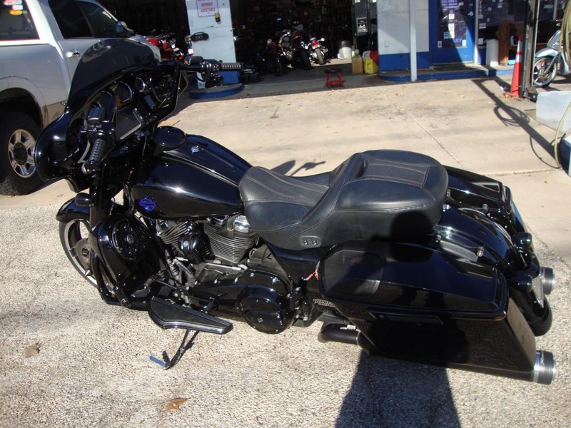 Harley-Davidson STREETGLIDE CVO Vehicle Full-screen Gallery Image 03