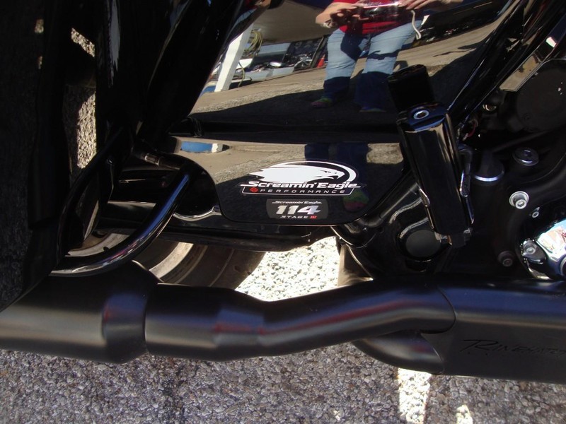 Harley-Davidson STREETGLIDE CVO Vehicle Full-screen Gallery Image 04