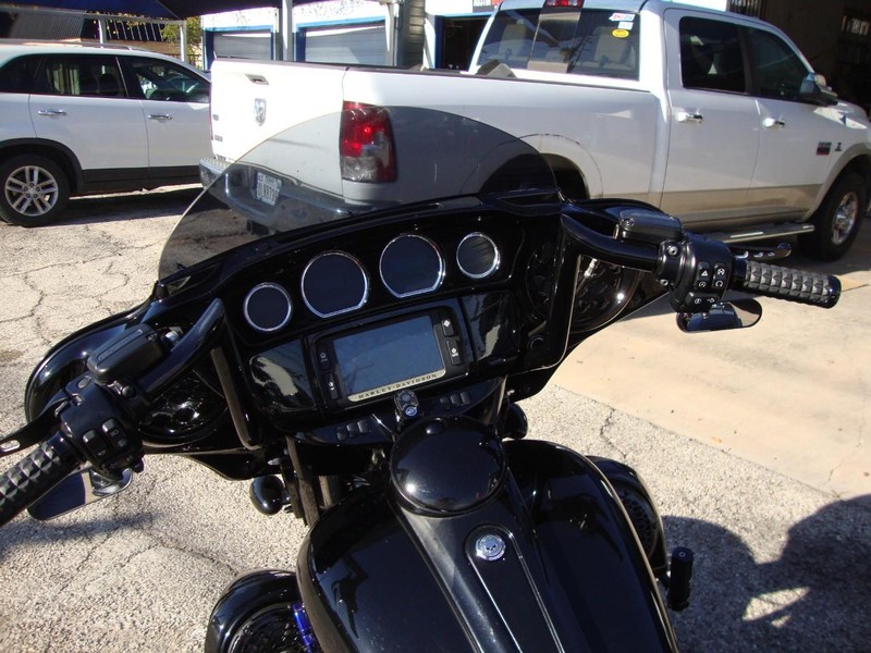 Harley-Davidson STREETGLIDE CVO Vehicle Full-screen Gallery Image 05