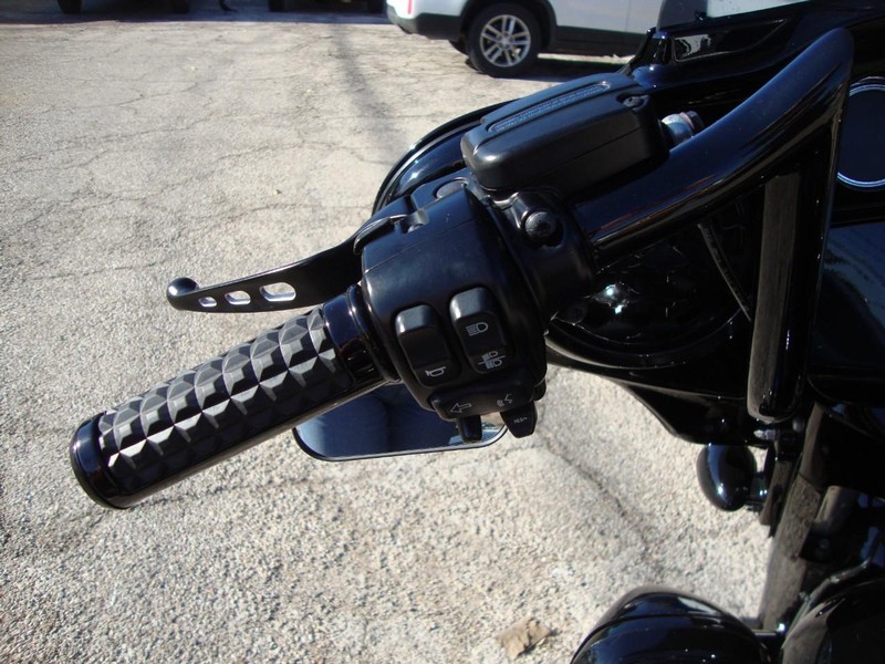 Harley-Davidson STREETGLIDE CVO Vehicle Full-screen Gallery Image 06