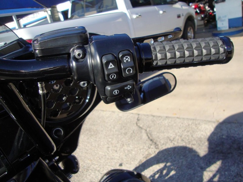 Harley-Davidson STREETGLIDE CVO Vehicle Full-screen Gallery Image 07