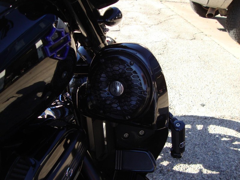 Harley-Davidson STREETGLIDE CVO Vehicle Full-screen Gallery Image 11