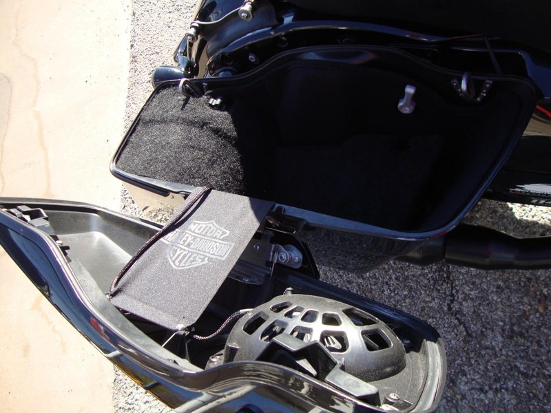 Harley-Davidson STREETGLIDE CVO Vehicle Full-screen Gallery Image 12