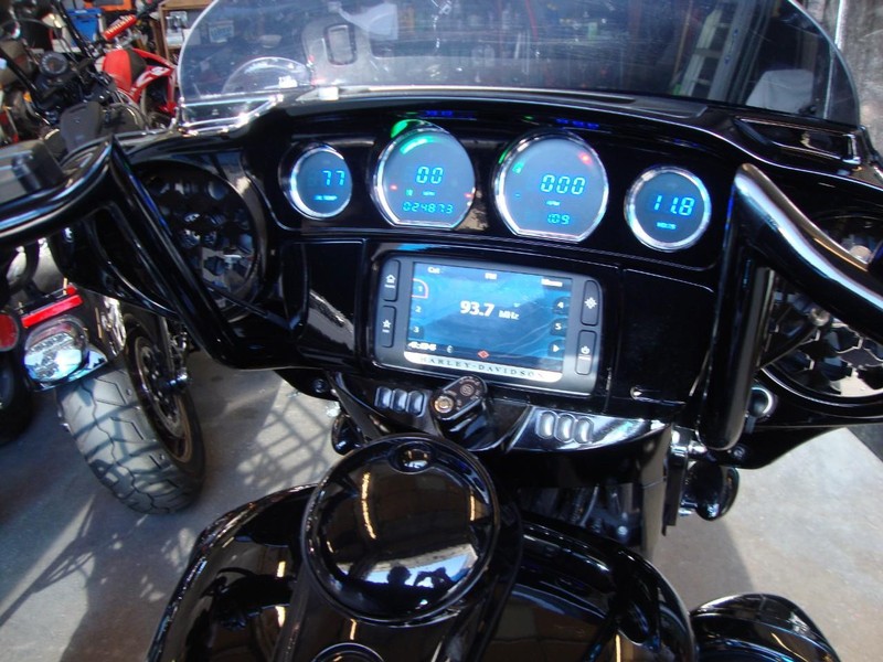 Harley-Davidson STREETGLIDE CVO Vehicle Full-screen Gallery Image 15