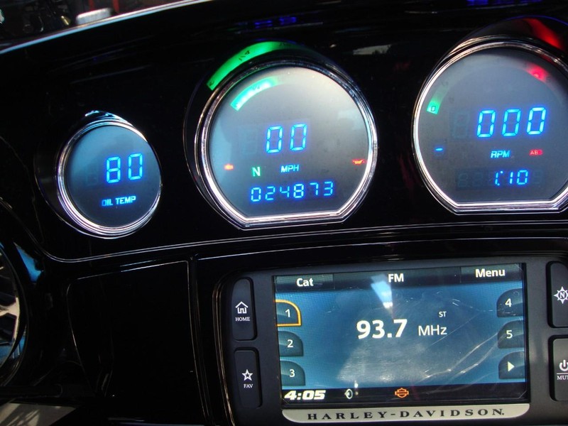 Harley-Davidson STREETGLIDE CVO Vehicle Full-screen Gallery Image 16