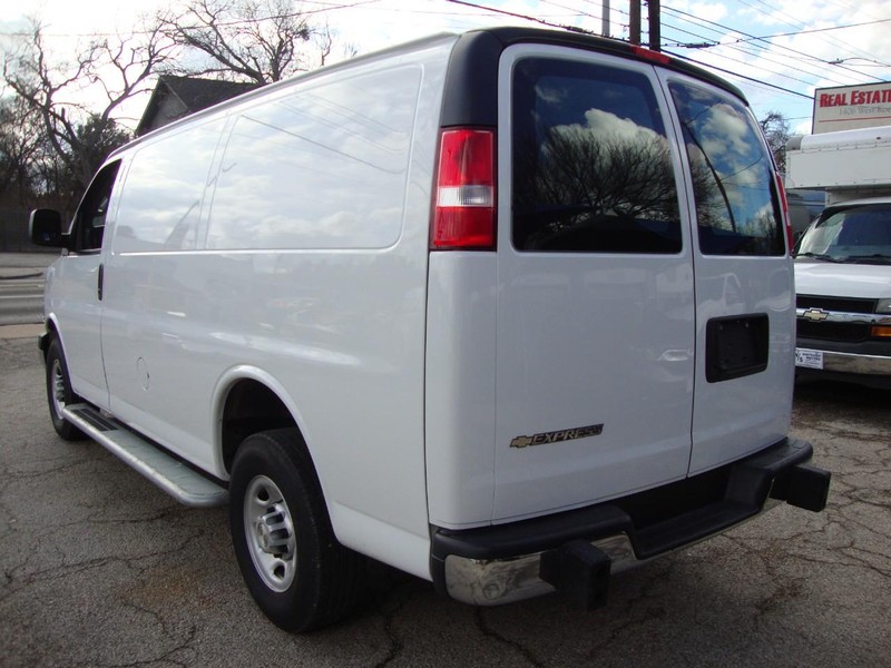 Chevrolet Express Cargo Van Vehicle Full-screen Gallery Image 03