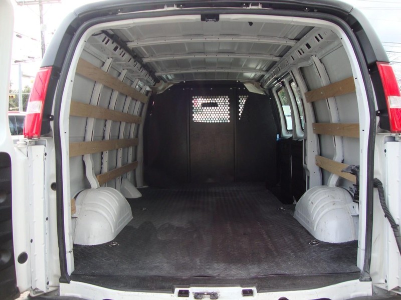 GMC Savana Cargo Van Vehicle Full-screen Gallery Image 03