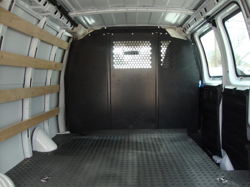 GMC Savana Cargo Van Vehicle Full-screen Gallery Image 04