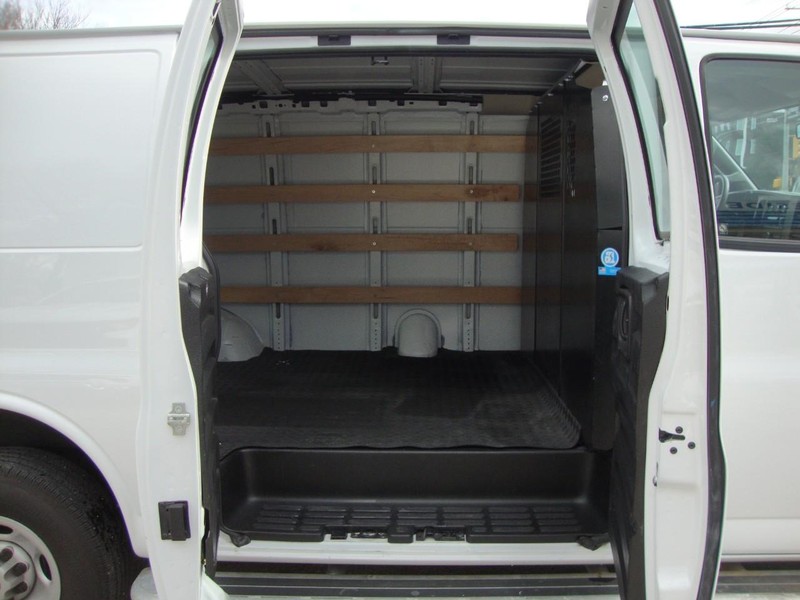 GMC Savana Cargo Van Vehicle Full-screen Gallery Image 05
