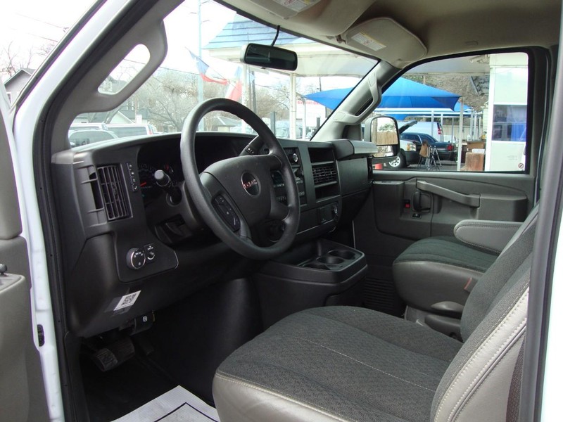 GMC Savana Cargo Van Vehicle Full-screen Gallery Image 08