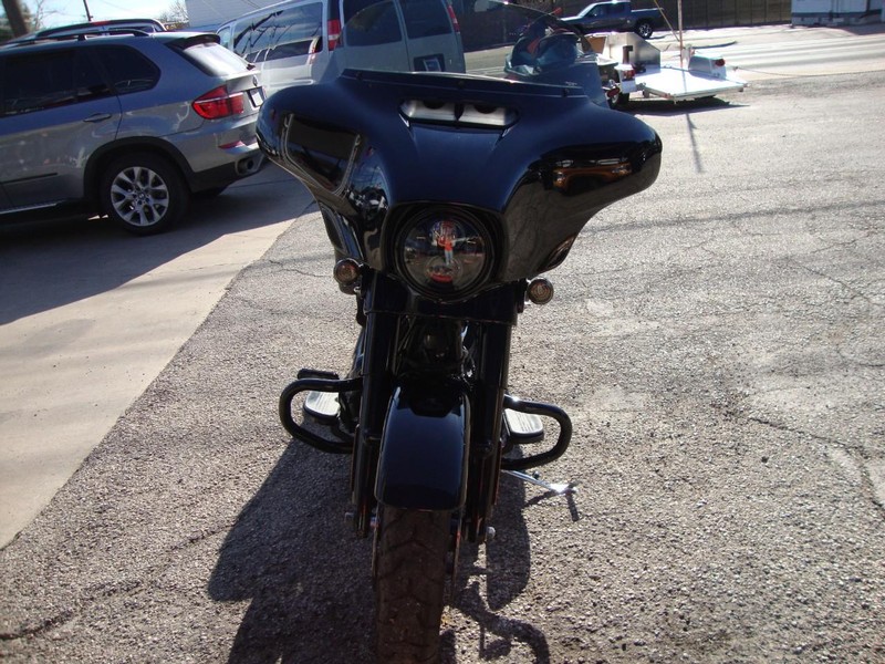 Harley-Davidson STREETGLIDE Vehicle Full-screen Gallery Image 02