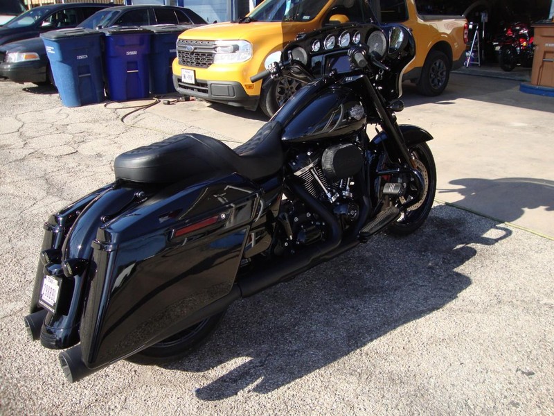 Harley-Davidson STREETGLIDE Vehicle Full-screen Gallery Image 04