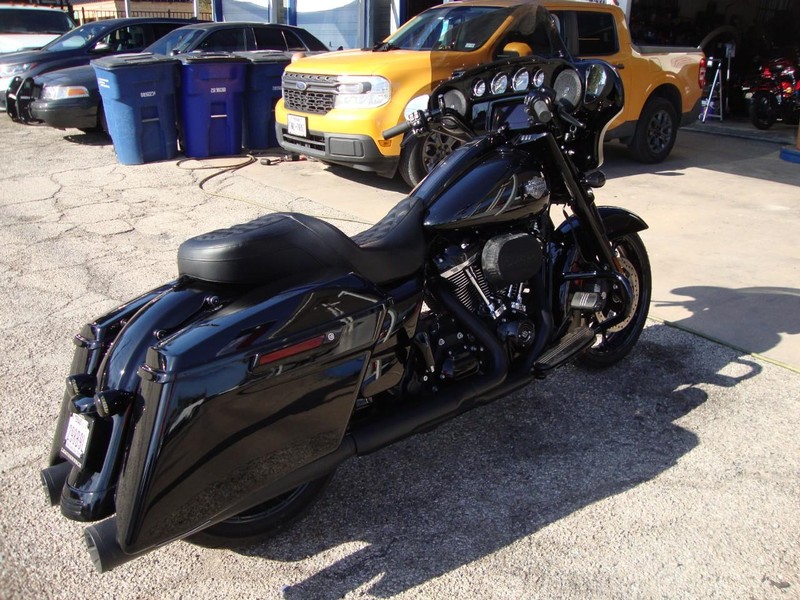 Harley-Davidson STREETGLIDE Vehicle Full-screen Gallery Image 05