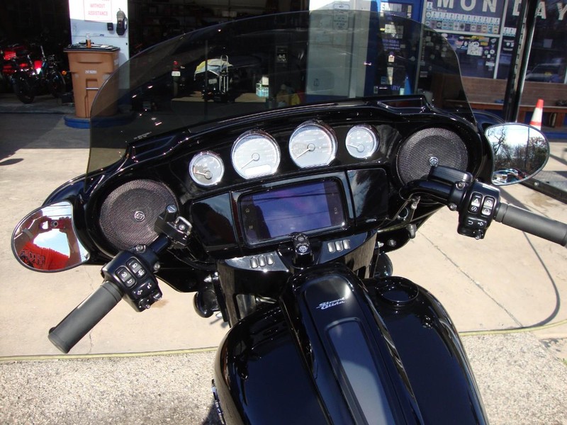 Harley-Davidson STREETGLIDE Vehicle Full-screen Gallery Image 11