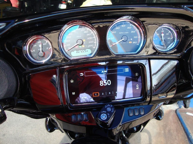 Harley-Davidson STREETGLIDE Vehicle Full-screen Gallery Image 14