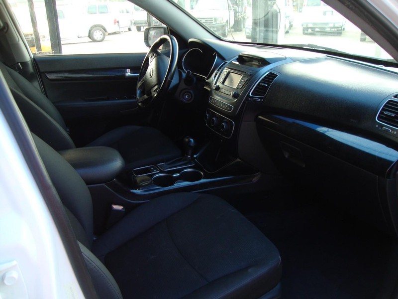 Kia Sorento Vehicle Full-screen Gallery Image 03