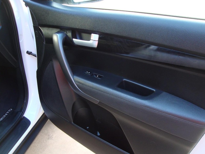 Kia Sorento Vehicle Full-screen Gallery Image 04