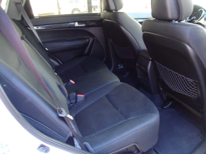 Kia Sorento Vehicle Full-screen Gallery Image 05